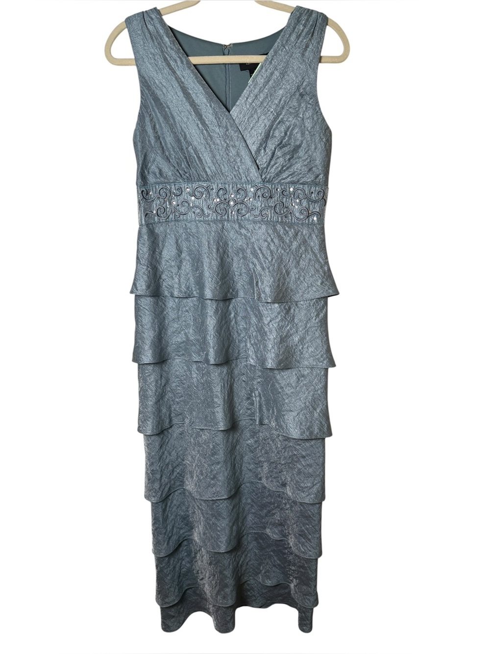 R&M Richards size 8 Silver Tiered V-Neck Midi Dress